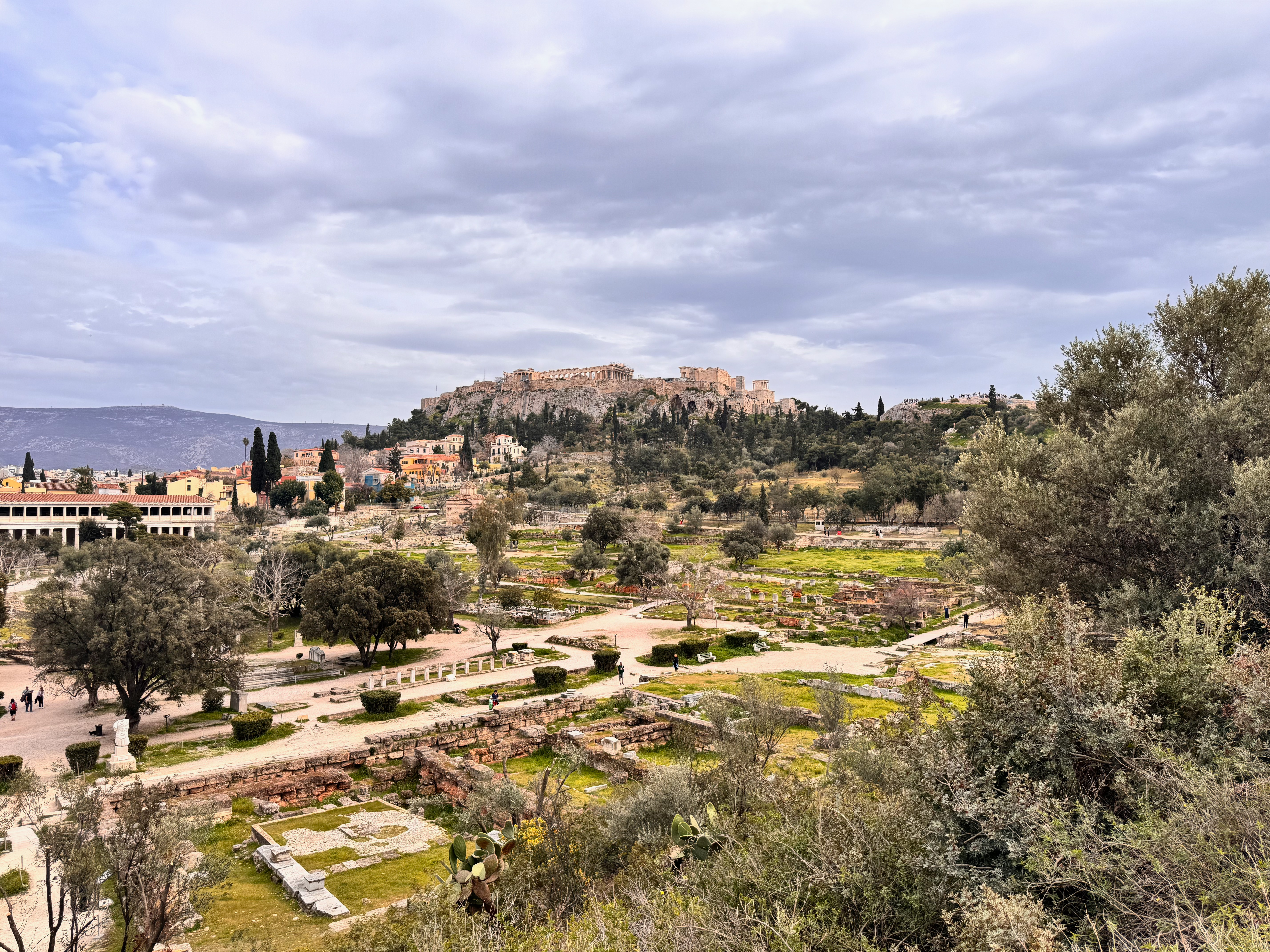 Blick in die Athener Agora und auf die Akropolis